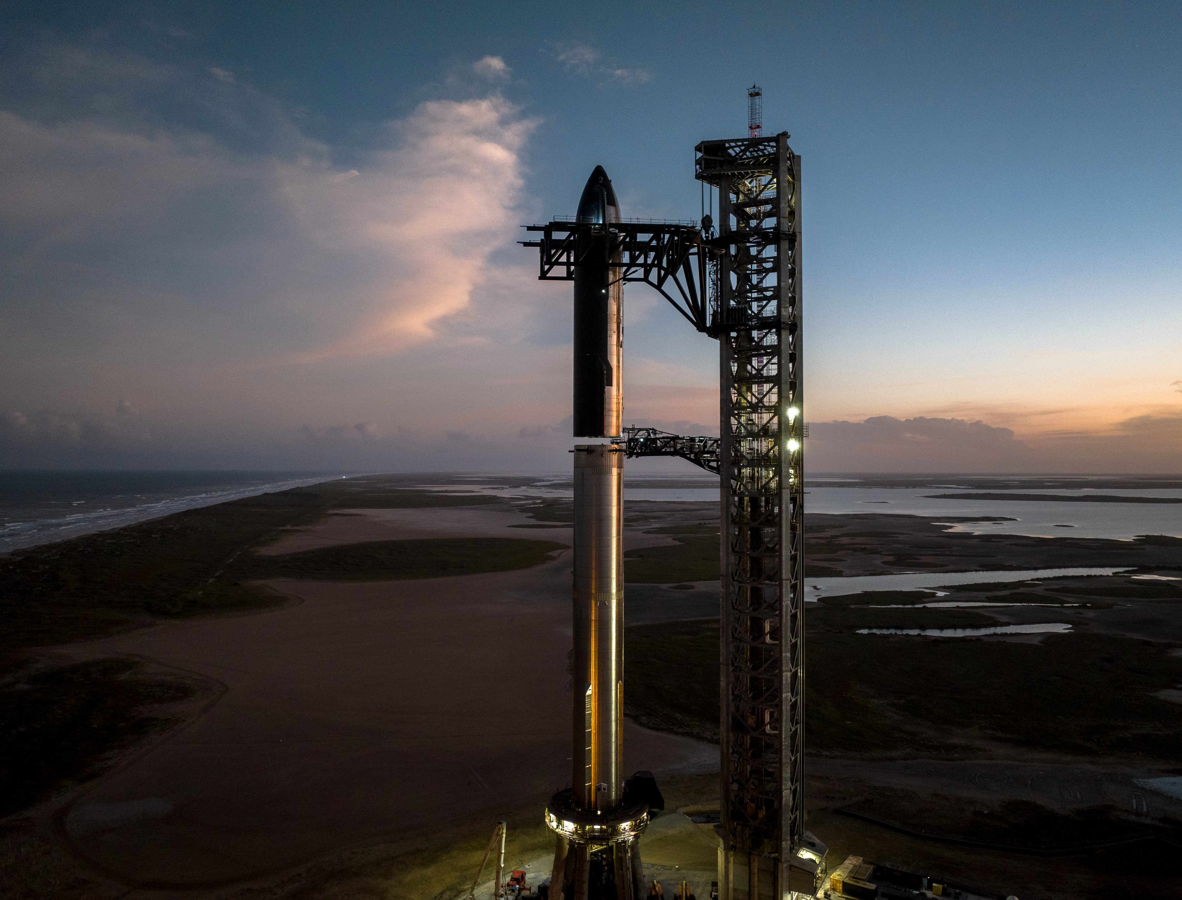 SpaceX regardez l'immense et impressionnant Starship assemblé sur son
